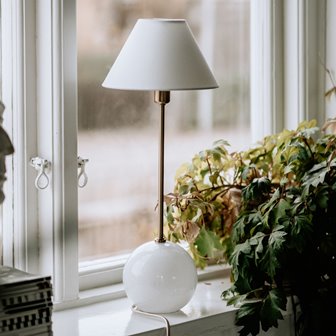 zdjęcie Wysoka biała lampa stołowa kula szklana Iris